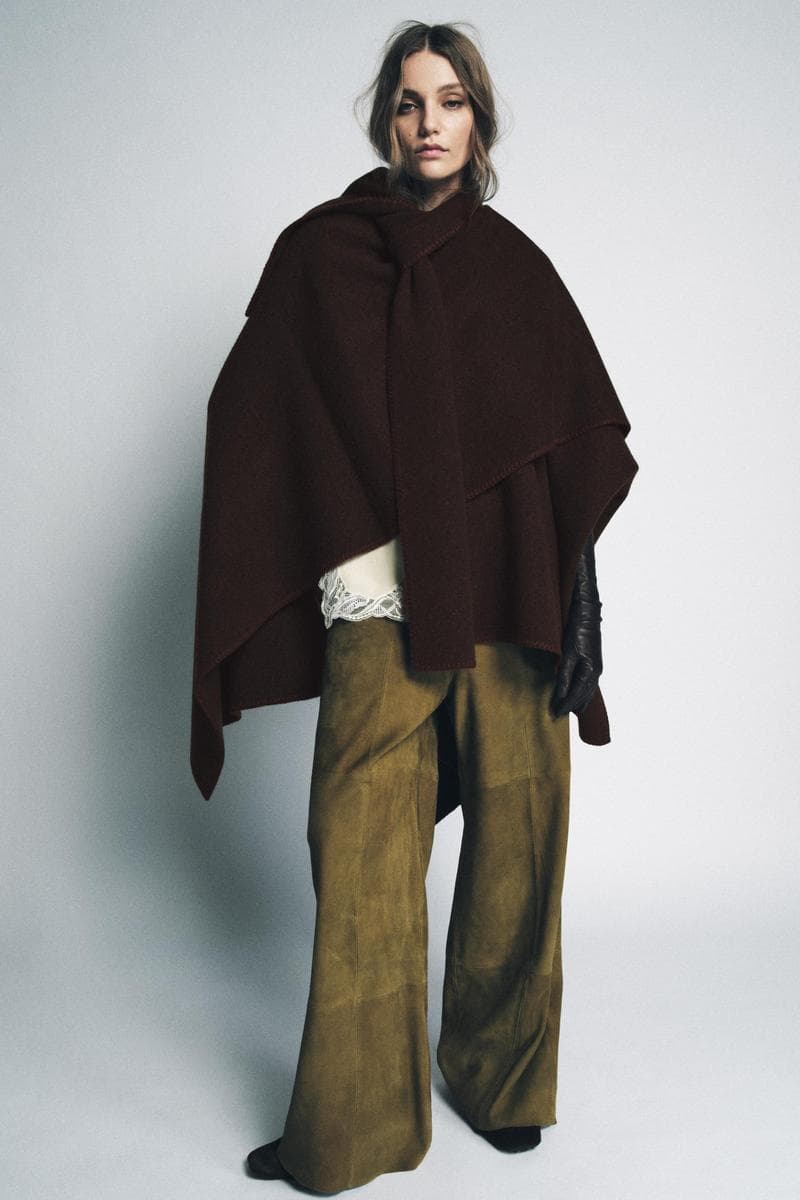 Cape Knit With Scarf And Yarn In Contrast