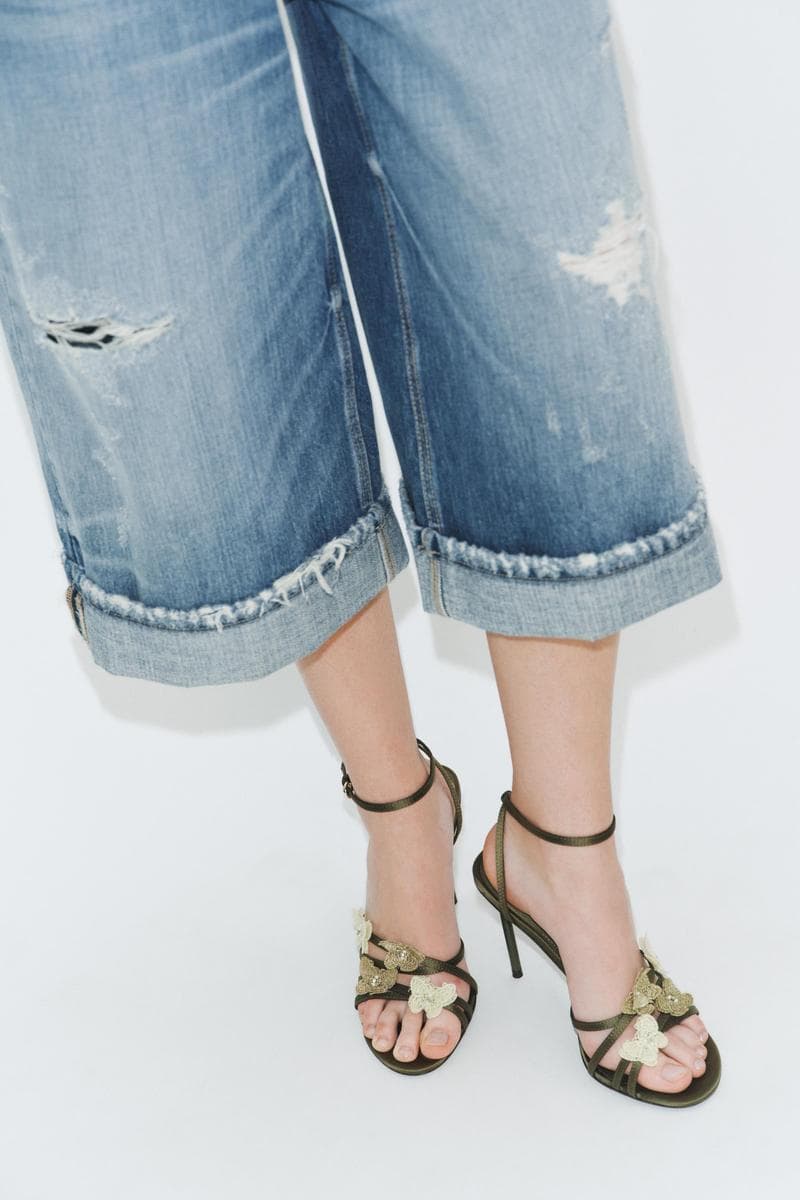Sandal With And Feito Satin And Appliqués