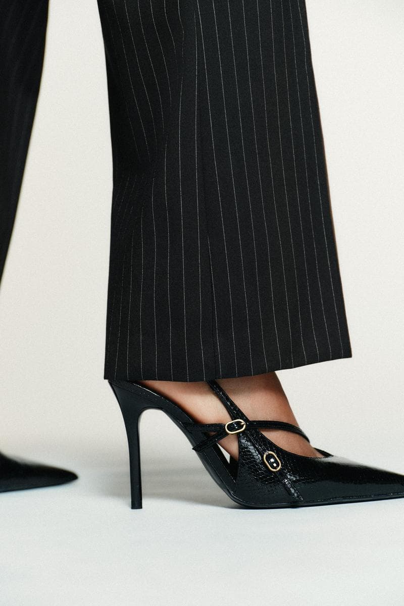 Shoe High With Straps And Buckles